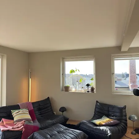 With Stunning Mountain, Sea And Views Of Appartement Henningsvær