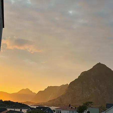 With Stunning Mountain, Sea And Views Of Appartement Henningsvær
